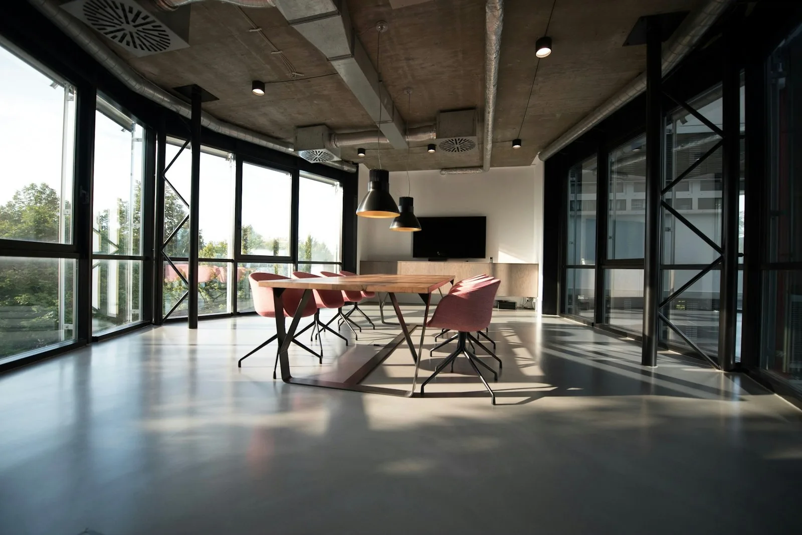 Helle, moderne Arbeitsplätze im Büro von BER Beratung in Berlin