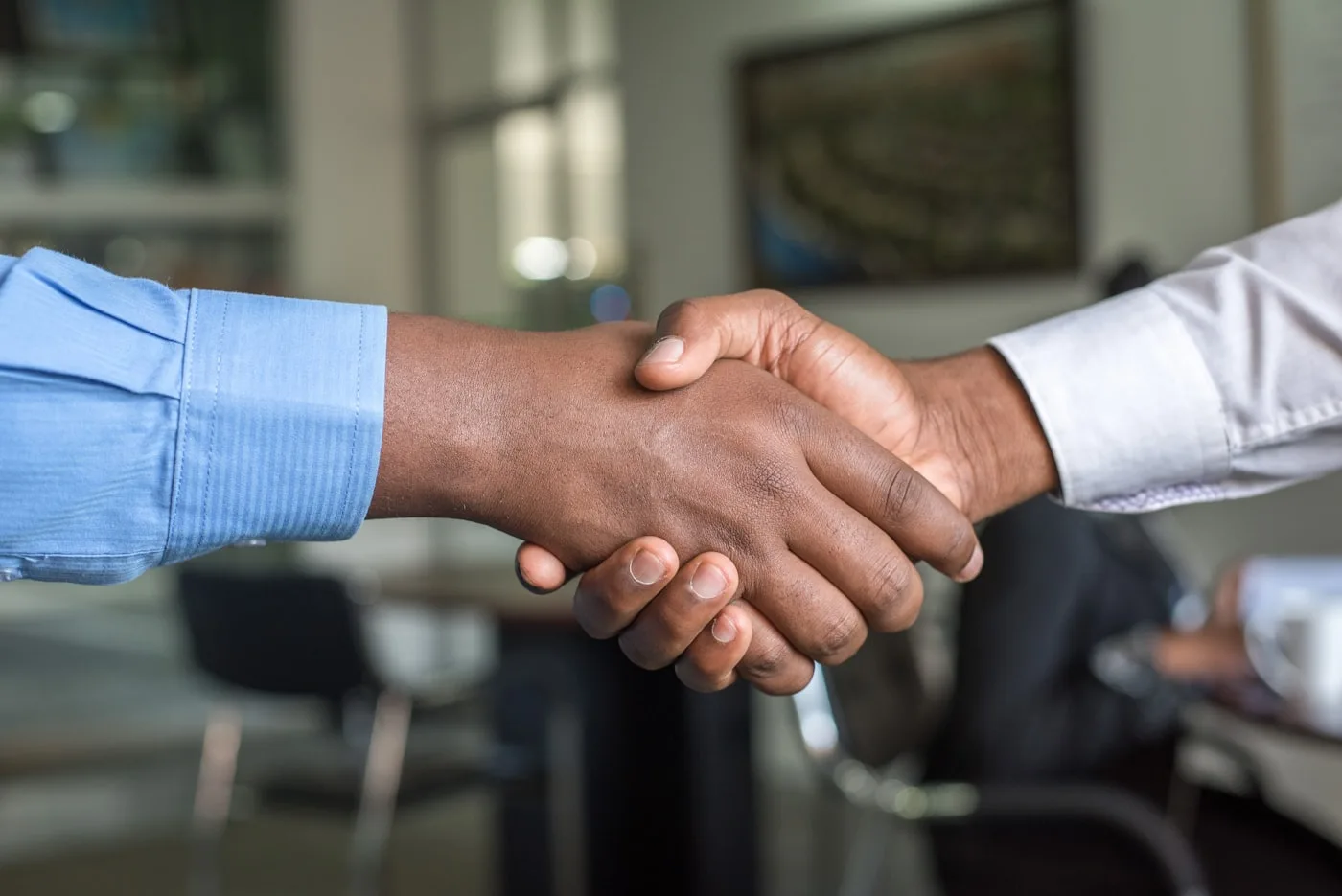 Professioneller Handschlag im Büro – Vertrauen und Partnerschaft in der Beratung