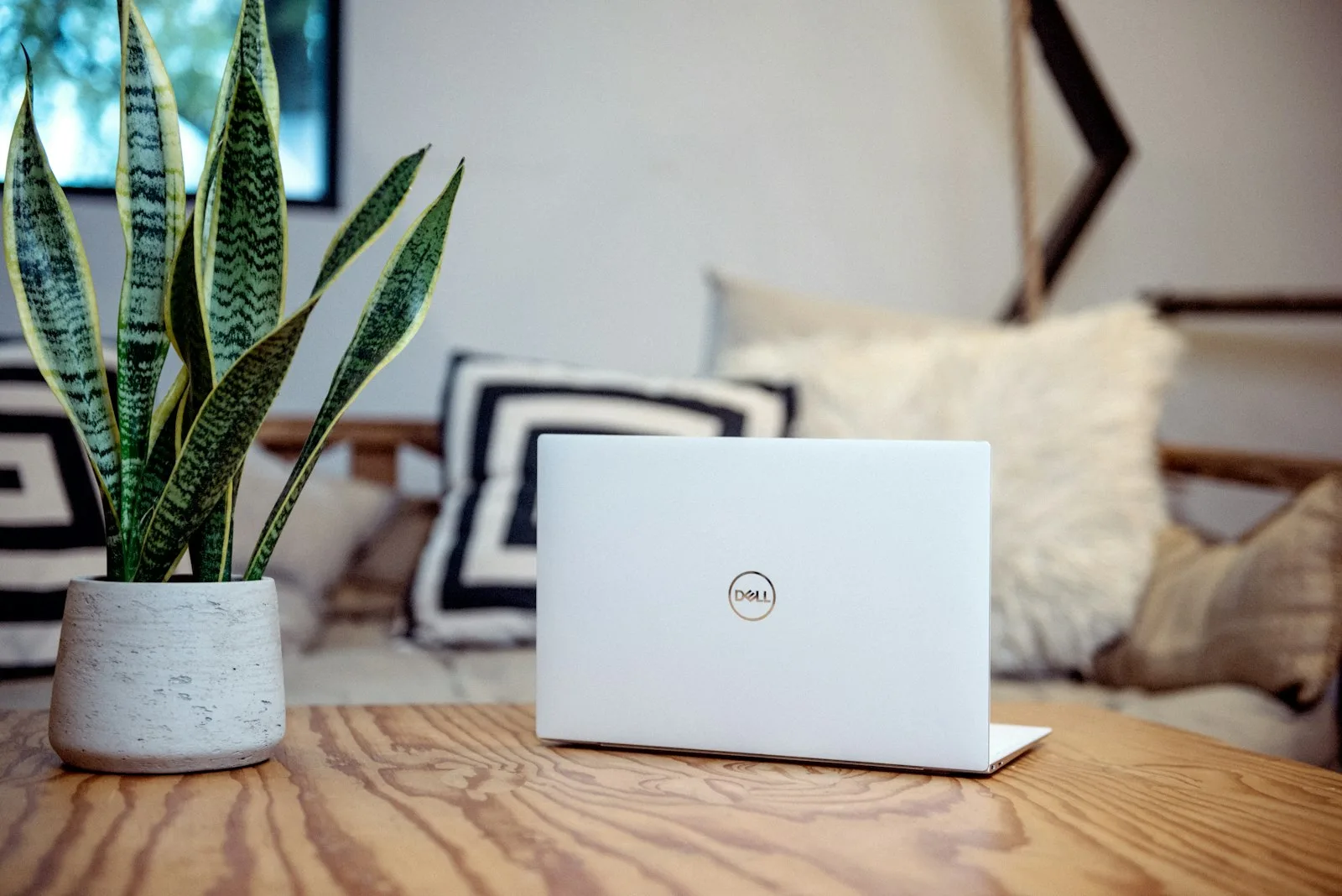 Heller, aufgeräumter Homeoffice-Arbeitsplatz mit Laptop und Tageslicht