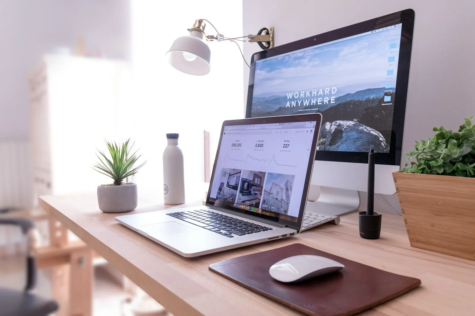 Heller, aufgeräumter Homeoffice-Arbeitsplatz mit MacBook und Tageslicht
