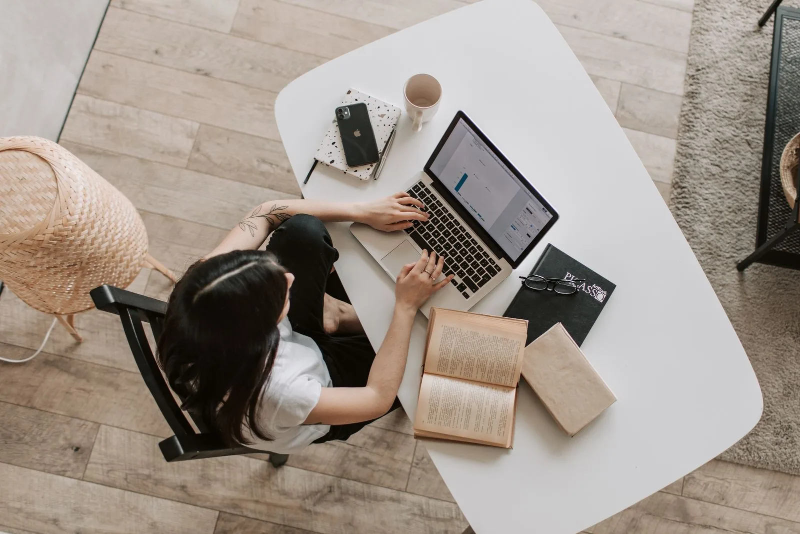 Homeoffice-Arbeitsplatz von oben mit Laptop